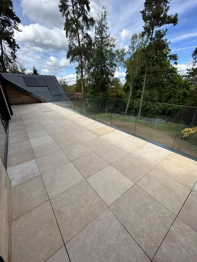 Porcelain roof terrace with a frameless glass balustrade
